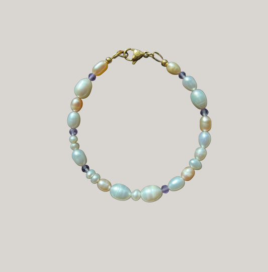 Natural pearls and amethyst bracelet